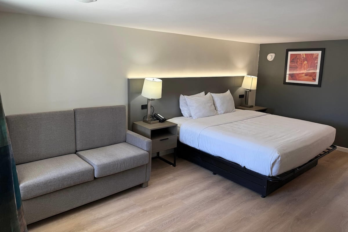 Escritorio, cortinas blackout y tabla de planchar con plancha