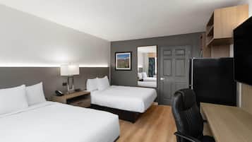 Quarto, 2 camas Queen, acessível para pessoas com deficiência física (Roll-in Shower) | Escrivaninha, cortinas blackout, ferros/tábuas de passar roupa