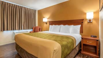 Standard Room, 1 King Bed, Non Smoking | Desk, blackout drapes, soundproofing, iron/ironing board
