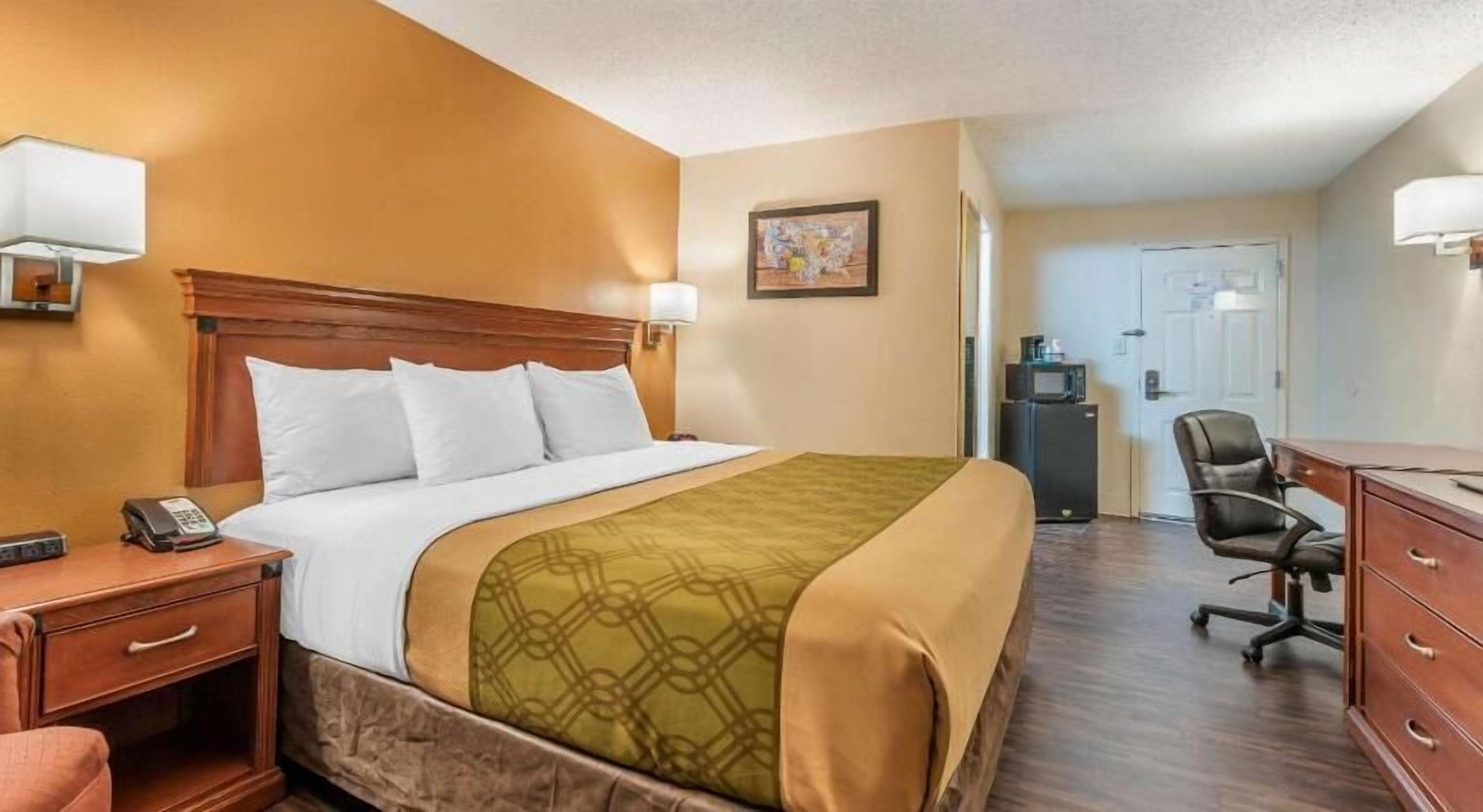 Skrivebord, mørklægningsgardiner, lydisolering, strygejern/strygebræt