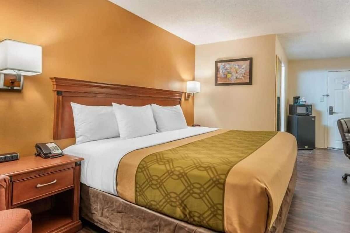 Skrivebord, mørklægningsgardiner, lydisolering, strygejern/strygebræt