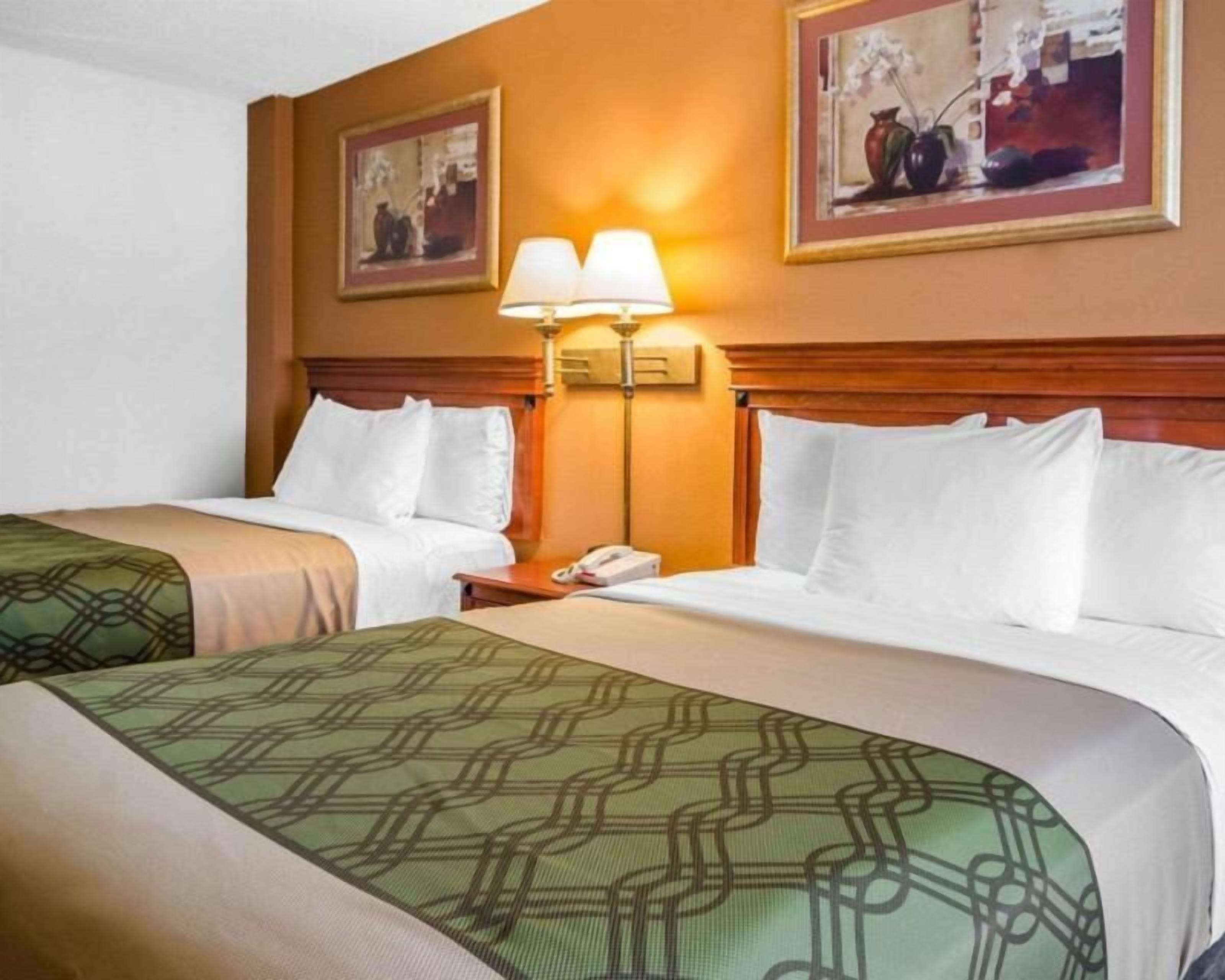 Skrivebord, mørklægningsgardiner, lydisolering, strygejern/strygebræt