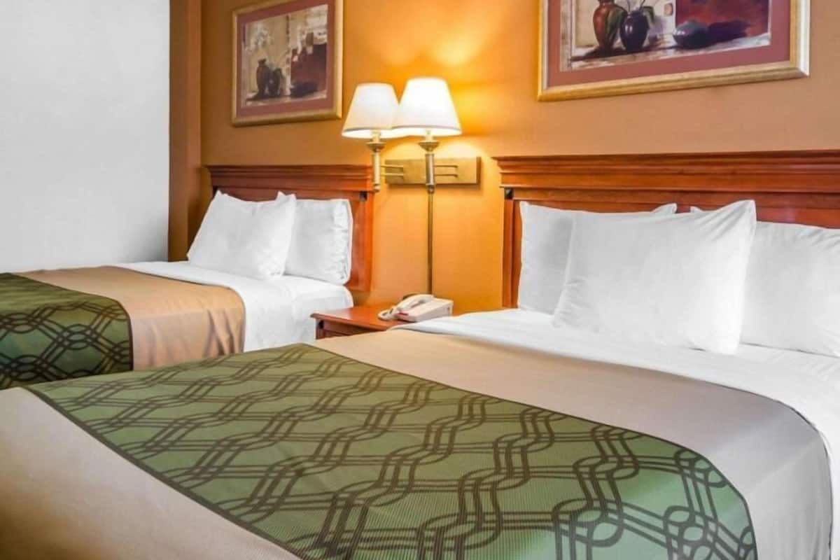 Skrivebord, mørklægningsgardiner, lydisolering, strygejern/strygebræt