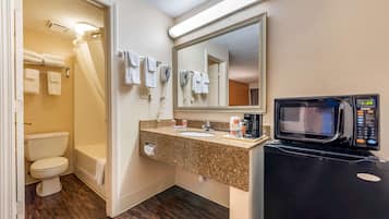 Camera Standard, 2 letti matrimoniali, non fumatori | Bagno | Vasca, set di cortesia gratuito, asciugacapelli, asciugamani