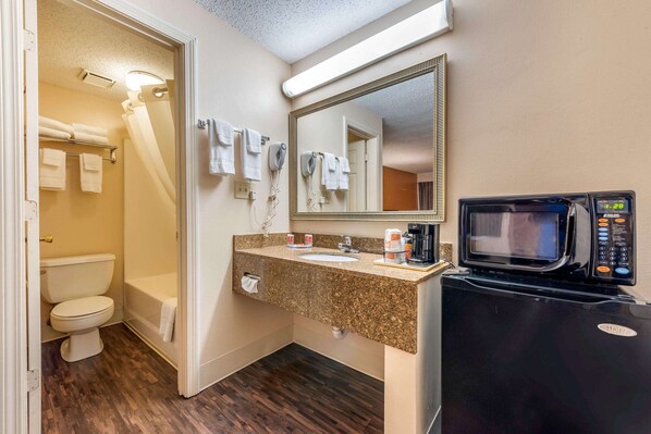 Standard Room, 2 Double Beds, Non Smoking | Bathroom
