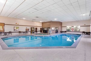 Una piscina techada, sillones reclinables de piscina