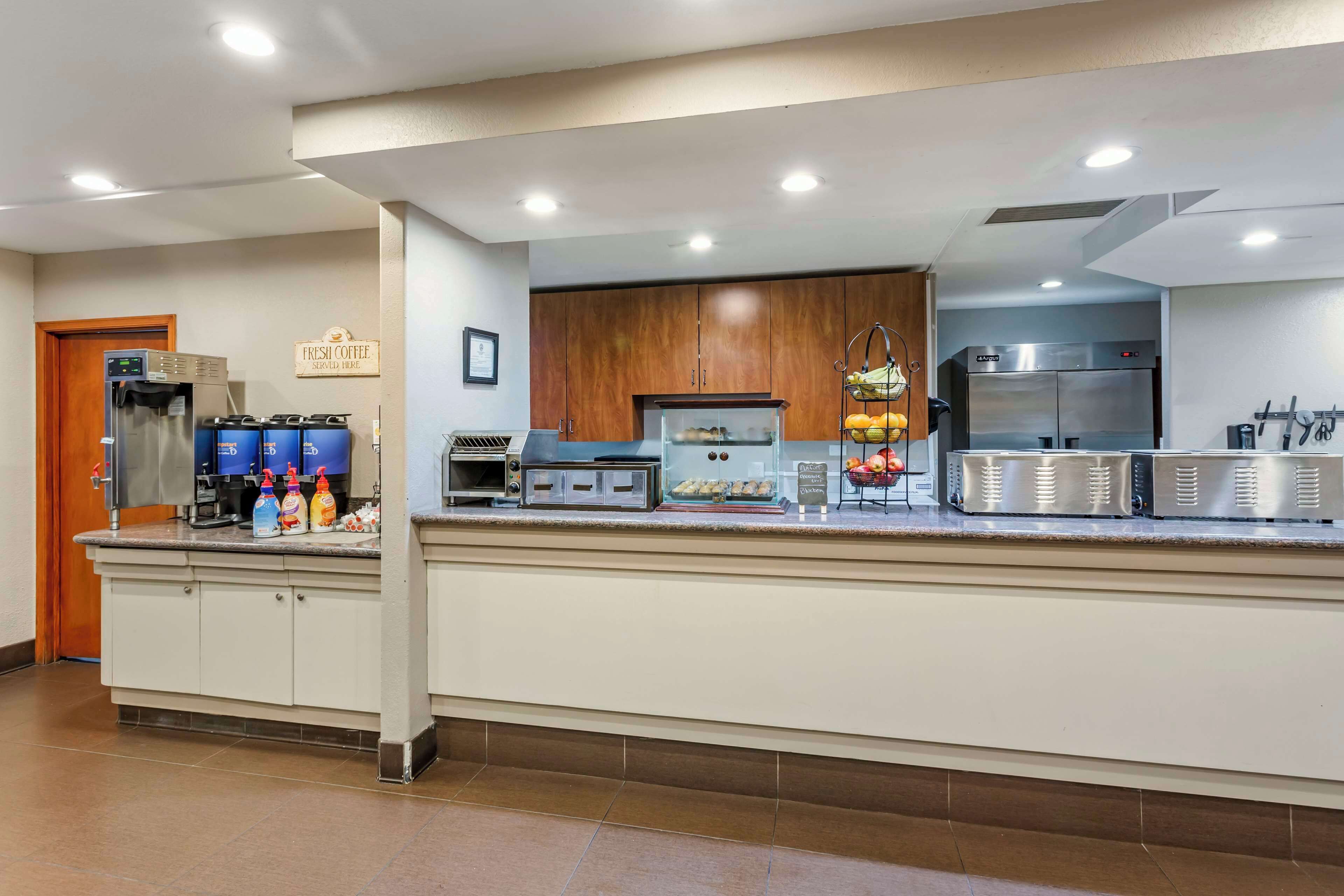 free daily full breakfast