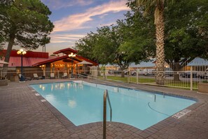 Outdoor pool, pool loungers - Best Western Swiss Clock Inn (Pecos)