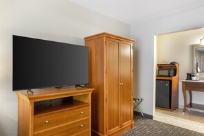 Premium bedding, pillow-top beds, laptop workspace, iron/ironing board - Best Western Swiss Clock Inn (Pecos)