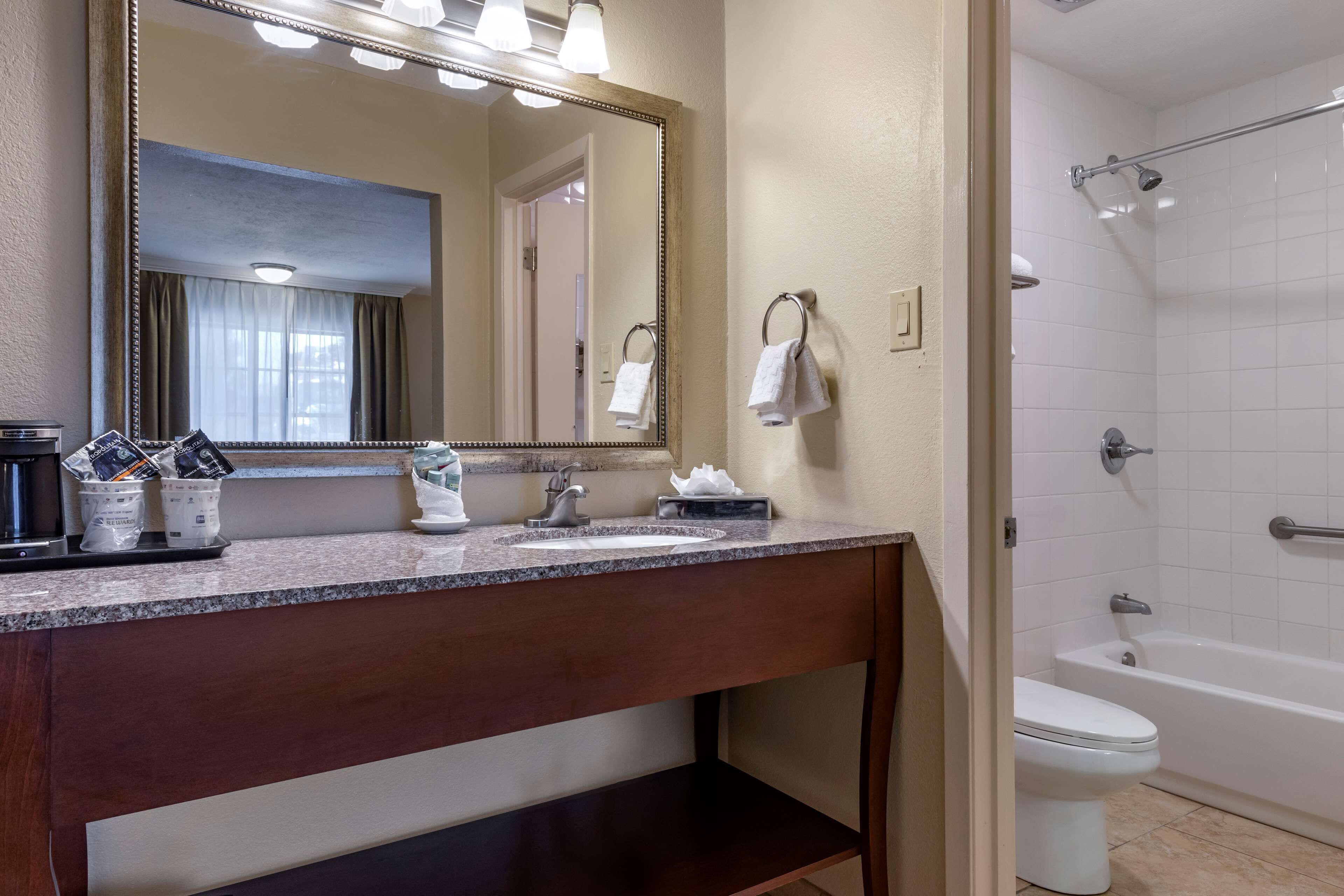 combined shower/bathtub, free toiletries, hair dryer, towels