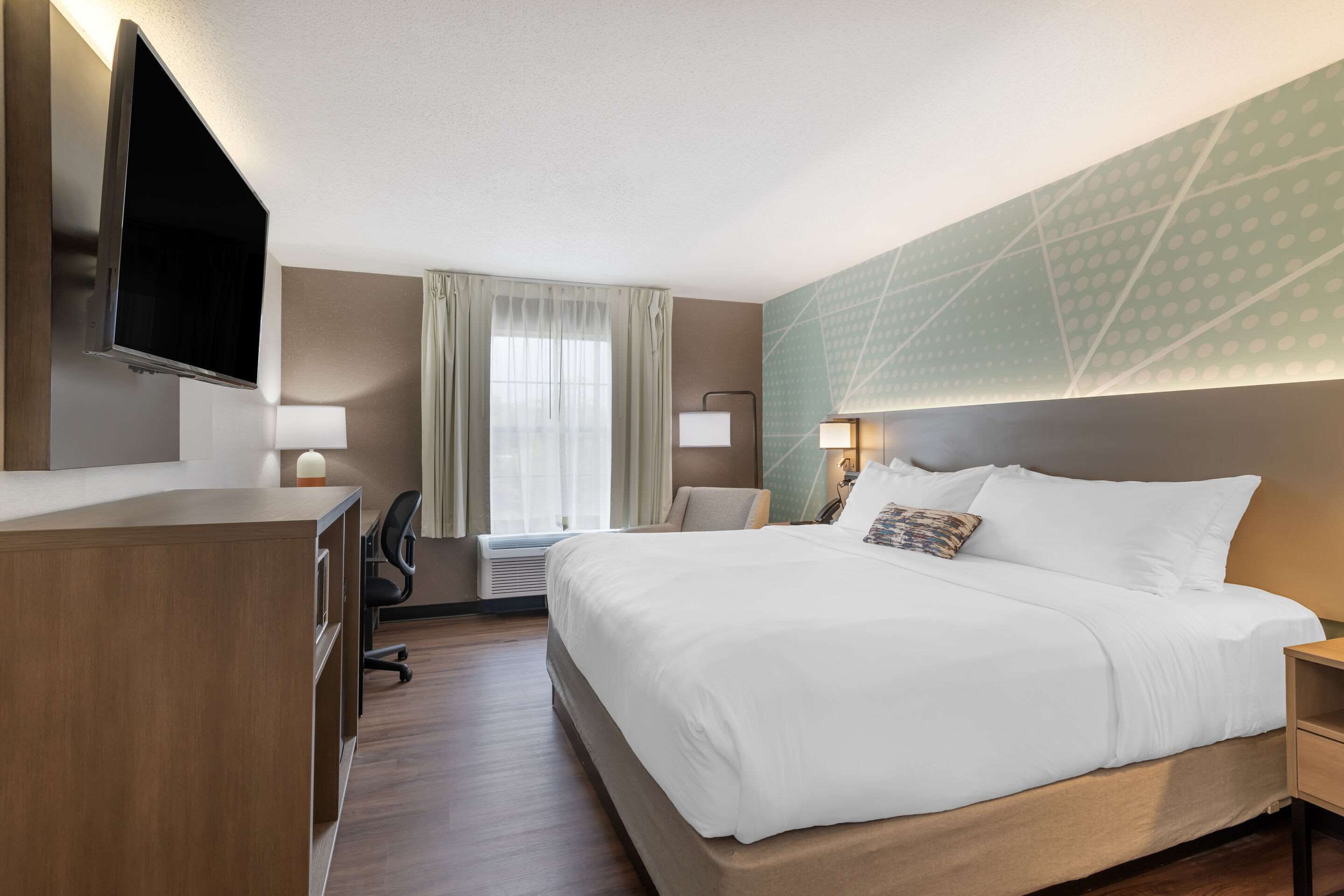 business room, 1 king bed, non smoking | desk, iron/ironing board, free cots/infant beds, free wifi