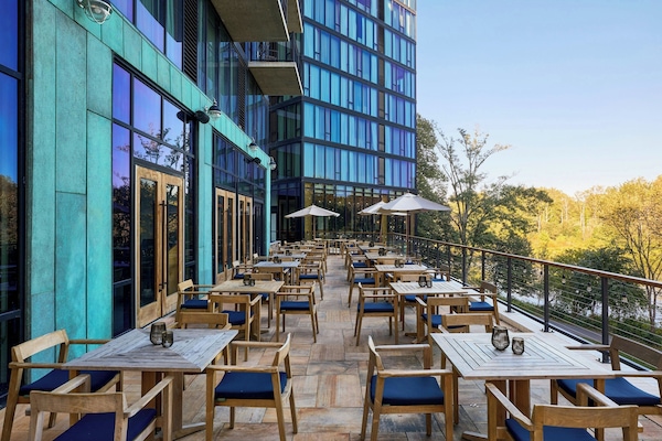 Ofereix taules a l'aire lliure i s'hi serveixen esmorzars i dinars