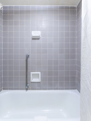 Deep-soaking bathtub - OYO Hotel Sumter SC Downtown (Sumter)