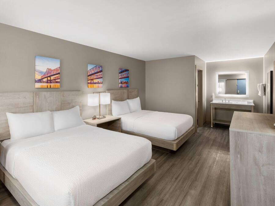 Habitación, 2 camas matrimoniales, para fumadores | Escritorio, cortinas blackout y tabla de planchar con plancha