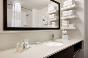 Zimmer, 2 Queen-Betten, Nichtraucher | Dusche im Bad