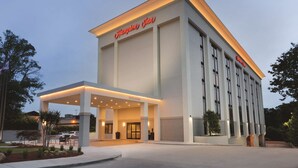 A Hampton Inn hotel with a modern facade, a covered entrance, and a landscaped driveway. - Hampton Inn Atlanta Buckhead (Atlanta)