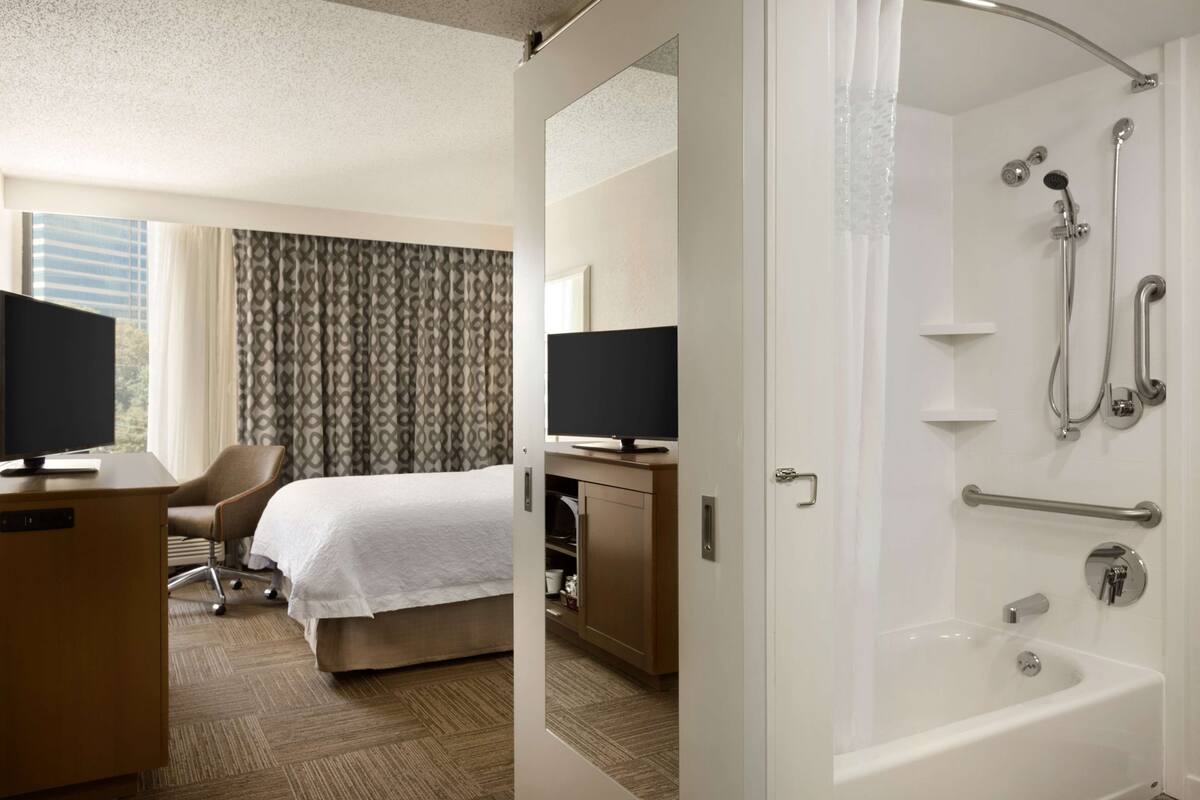in-room safe, laptop workspace, iron/ironing board, free wifi