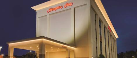 Un hotel Hampton Inn con una fachada moderna, amplias ventanas y una entrada acogedora.