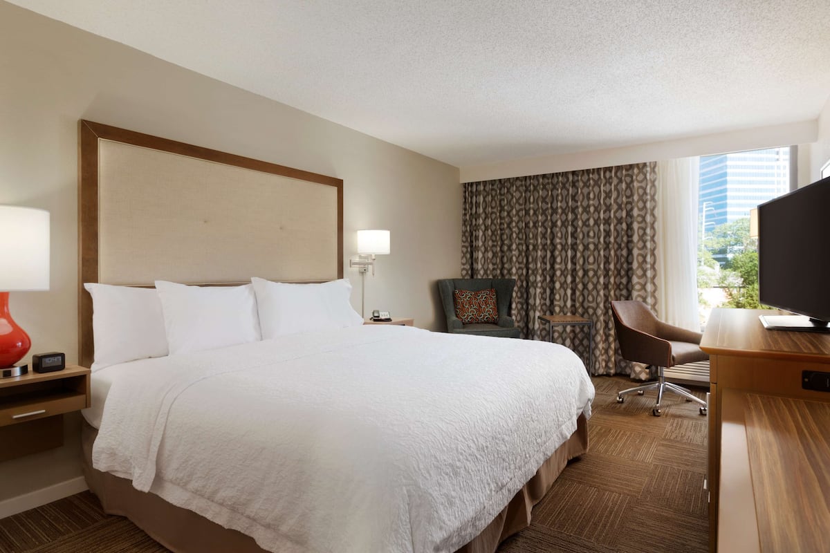 in-room safe, laptop workspace, iron/ironing board, free wifi