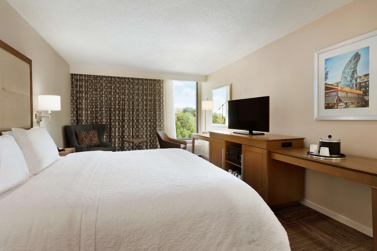 In-room safe, laptop workspace, iron/ironing board, WiFi (free)