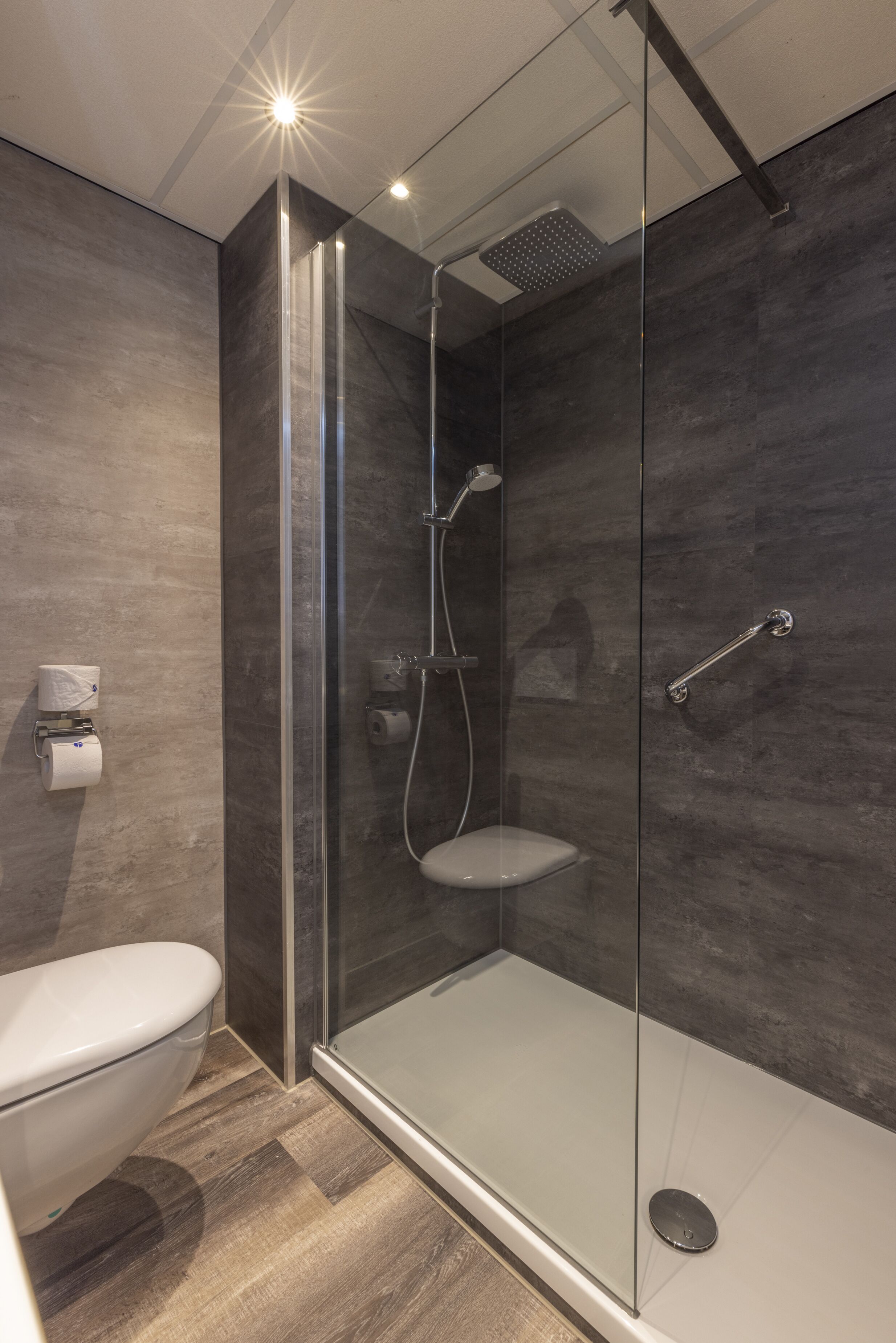 Comfort double room with terrace | Bathroom | Shower, free toiletries, hair dryer, towels
