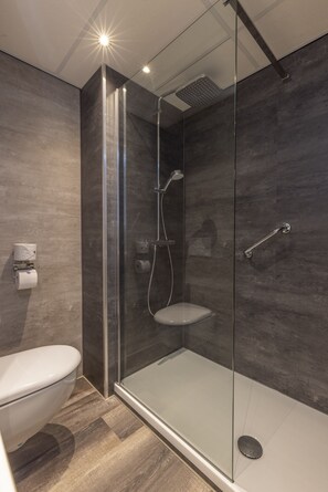 Comfort double room with terrace | Baño | Ducha, artículos de higiene personal gratuitos y secador de pelo