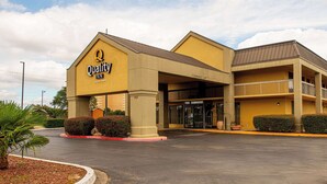 A Quality Inn hotel with a clear entrance, a covered area, and a parking lot.