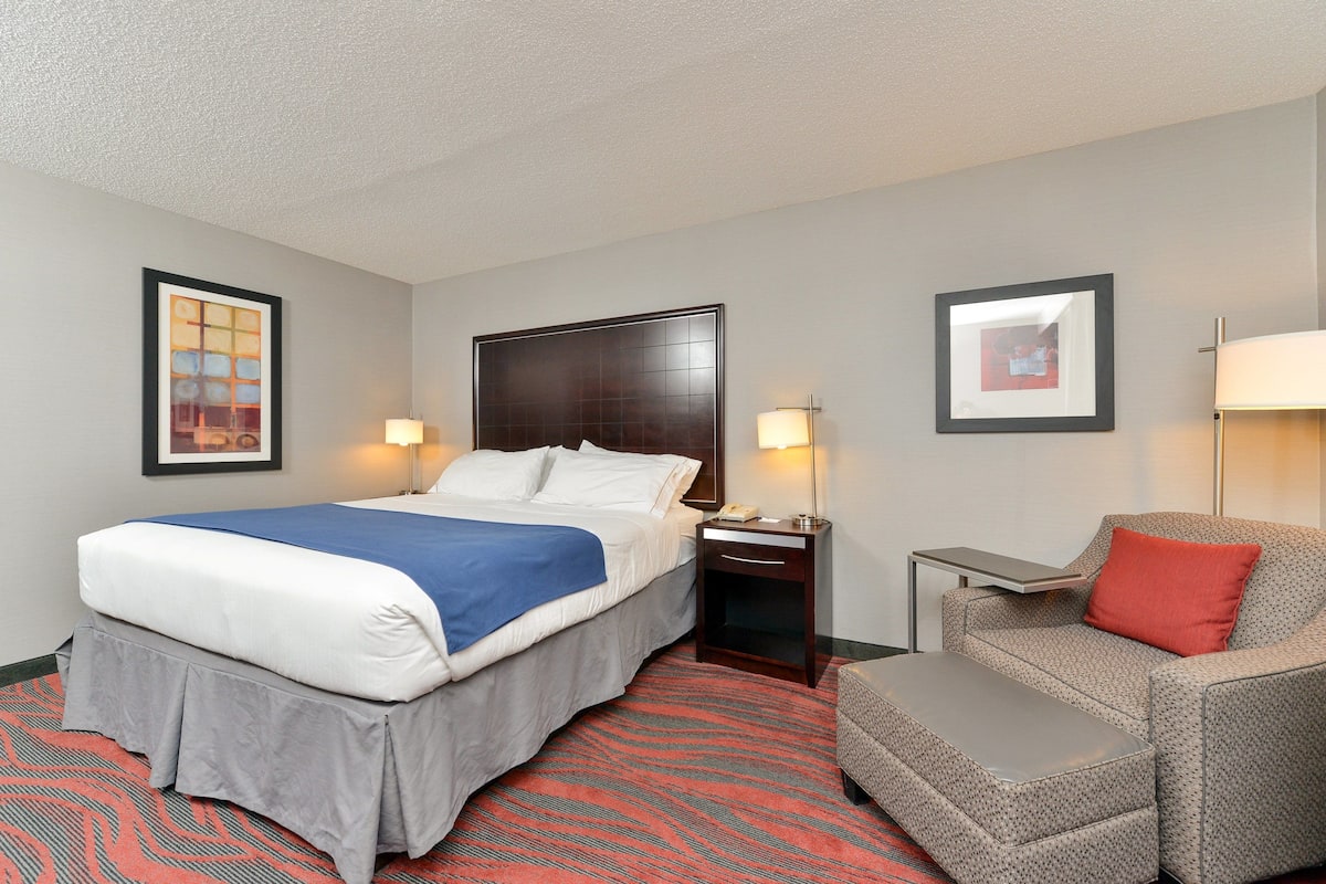 1 bedroom, desk, laptop workspace, blackout curtains