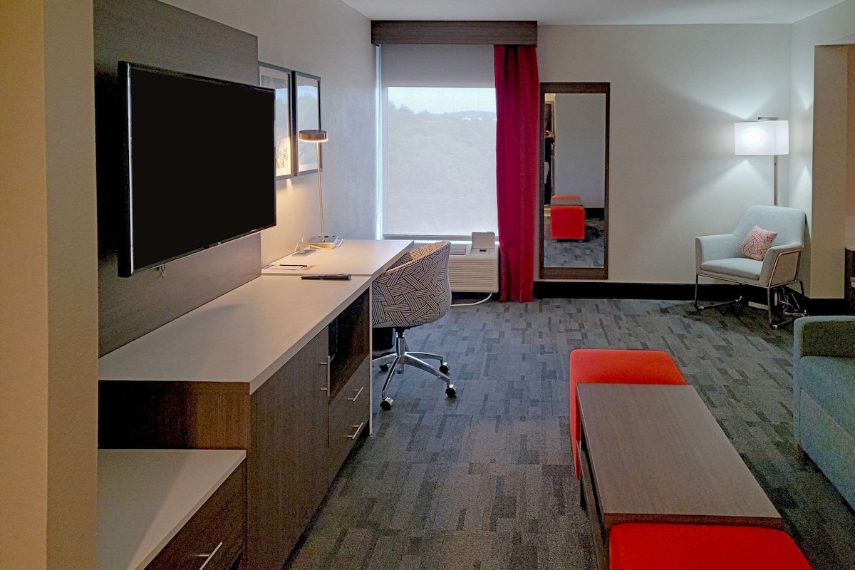 Suite, plusieurs lits, non-fumeurs | Bureau, espace de travail pour ordinateur portable