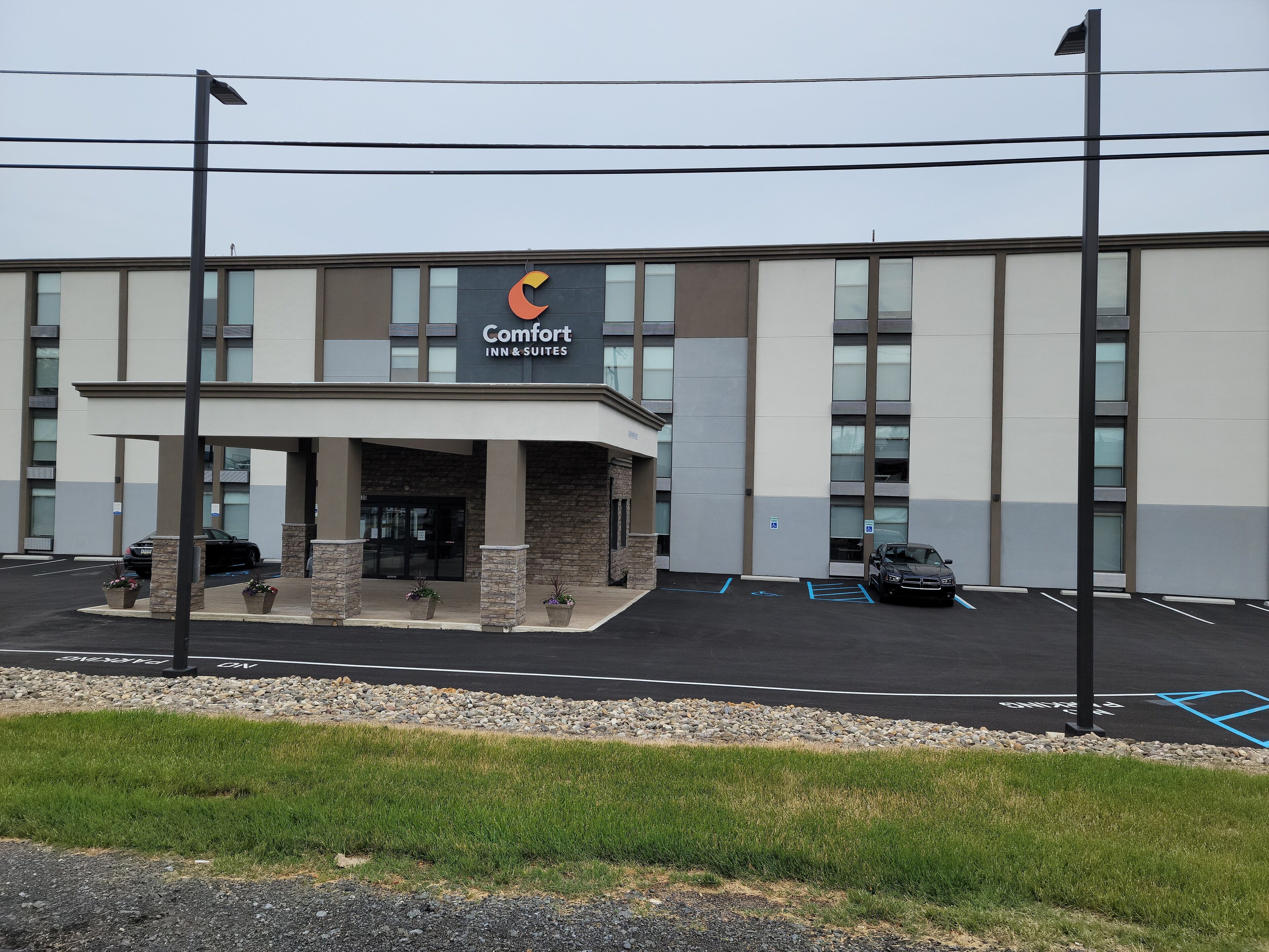 A Comfort Inn & Suites building with a parking lot and a covered entrance.
