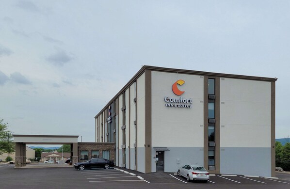 A Comfort Inn & Suites building with a parking lot and a covered entrance.