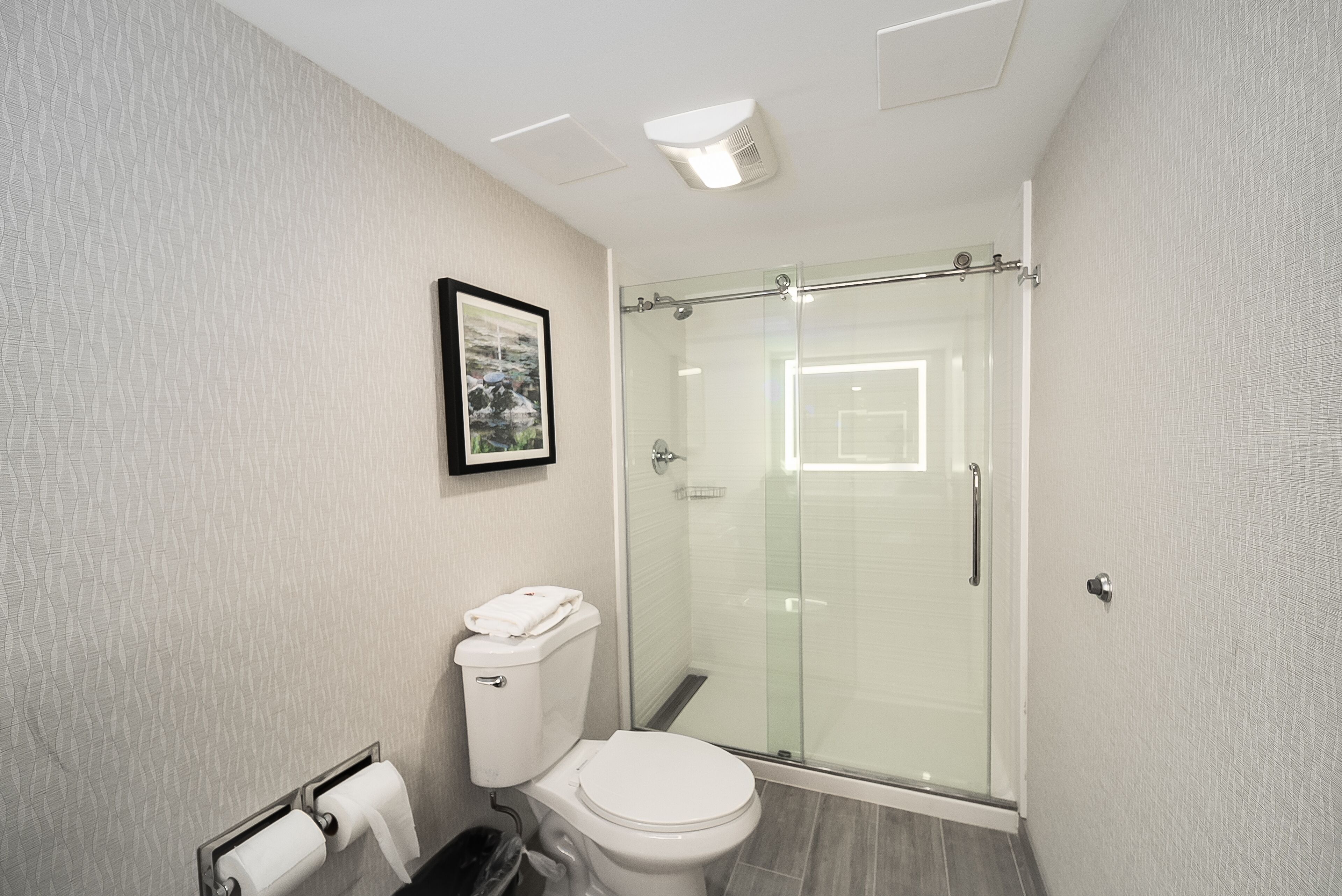 Combined shower/tub, free toiletries, hair dryer, towels