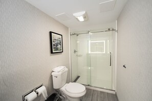 Combined shower/tub, free toiletries, hair dryer, towels - Comfort Inn & Suites Wyomissing/Reading (Wyomissing)