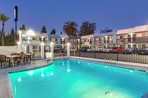 Outdoor pool - Hotel Seville (Ontario)