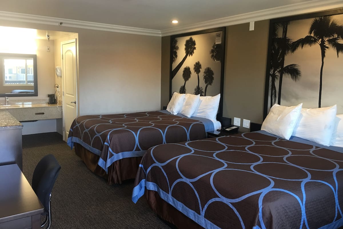 Ropa de cama de alta calidad, escritorio y cortinas blackout