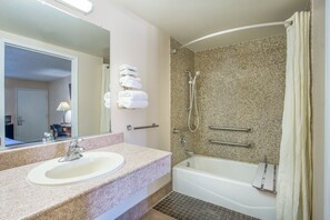 Habitación, 1 cama King size, acceso para personas con movilidad reducida | Regadera en el baño