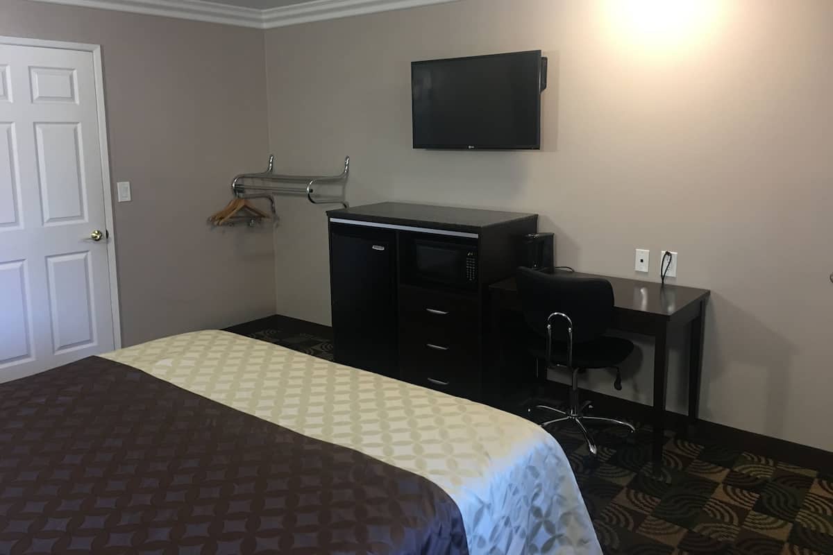 King Room - Disability Access | Ropa de cama de alta calidad, escritorio y cortinas blackout