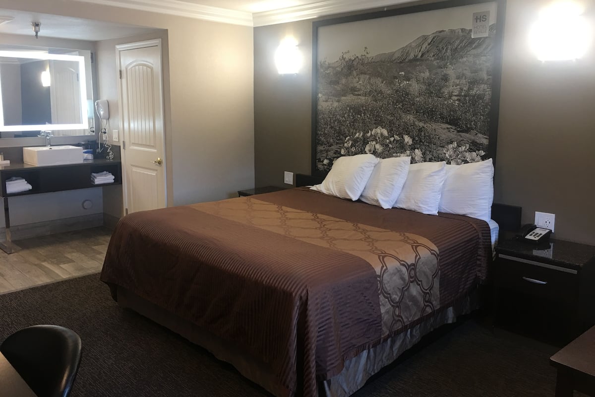 Ropa de cama de alta calidad, escritorio y cortinas blackout