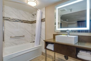 Free toiletries, hair dryer, towels, soap - Hotel Seville (Ontario)