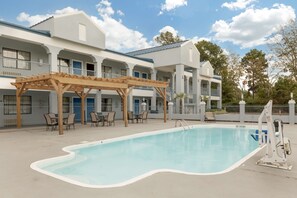 Una piscina al aire libre de temporada