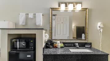 Standard Room, 1 King Bed, Non Smoking, Refrigerator (with Sofabed) | Bathroom