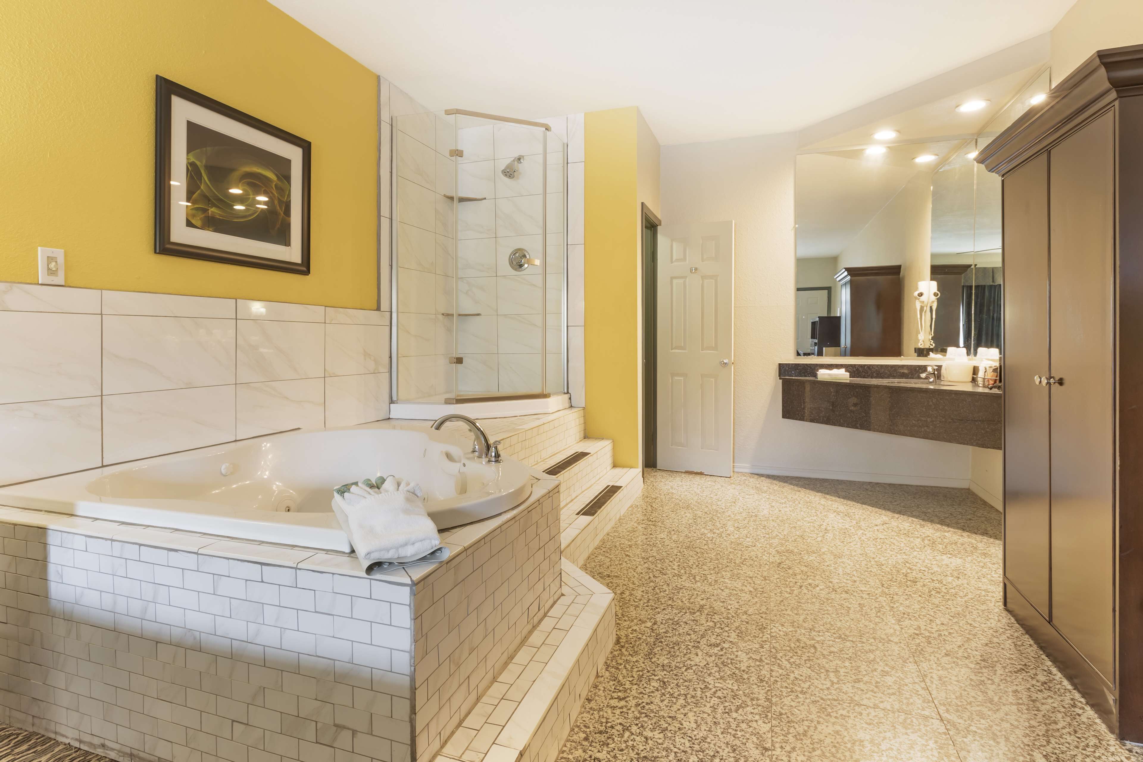 Combined shower/bathtub, hydromassage showerhead, hair dryer, towels