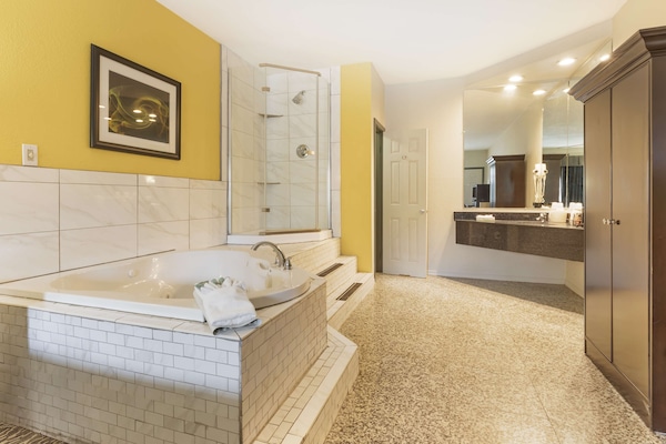 Combined shower/tub, hydromassage showerhead, hair dryer, towels