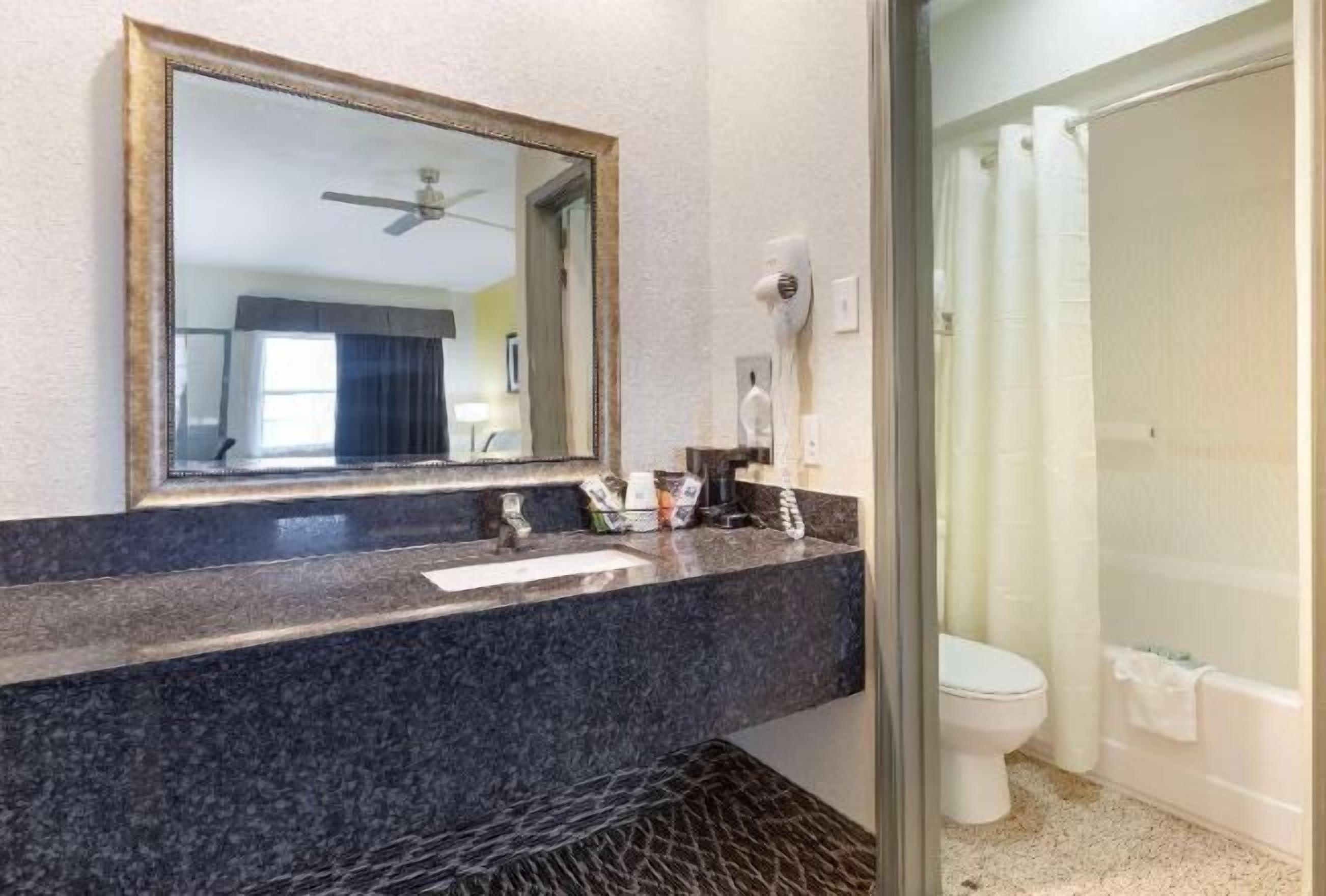 Bathroom | Combined shower/tub, hydromassage showerhead, hair dryer, towels