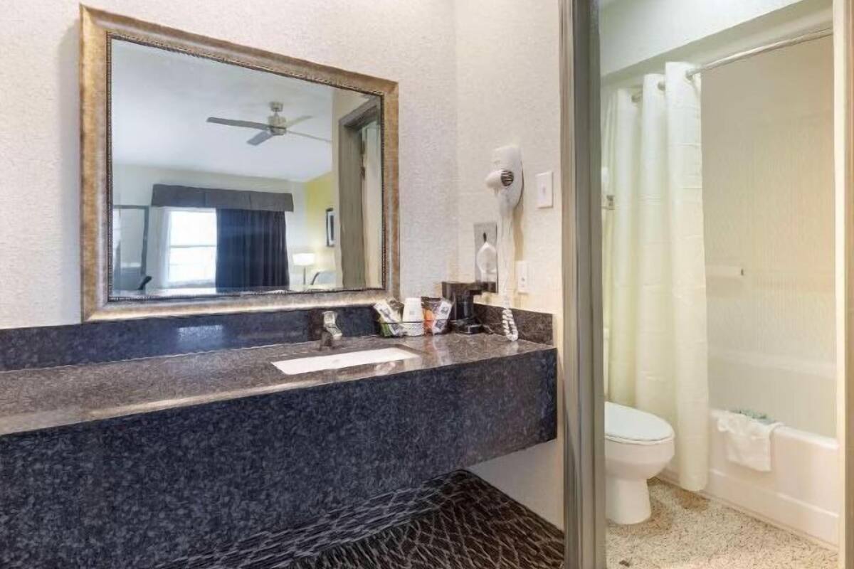 Bathroom | Combined shower/tub, hydromassage showerhead, hair dryer, towels