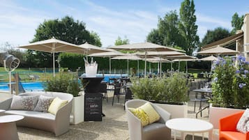 Petit-déjeuner, déjeuner et dîner servis sur place, vue sur la piscine