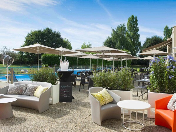 Petit-déjeuner, déjeuner et dîner servis sur place, vue sur la piscine