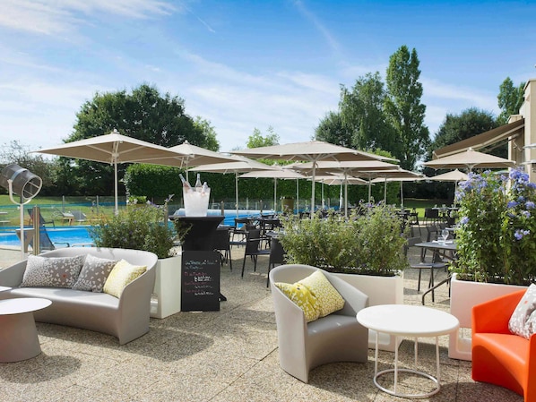 Petit-déjeuner, déjeuner et dîner servis sur place, vue sur la piscine