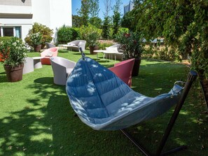 Una piscina al aire libre de temporada (de 08:00 a 21:00), sombrillas