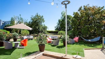 Piscine extérieure (ouverte en saison), parasols de plage